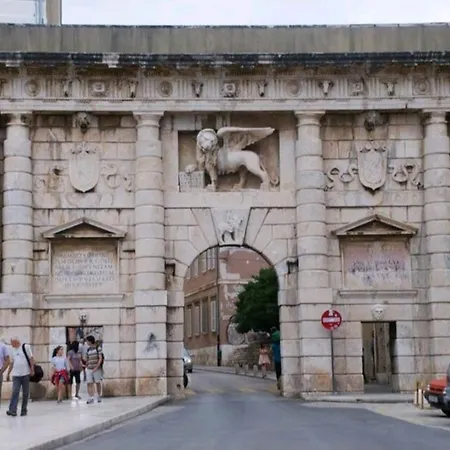 La Paulina's Iii *